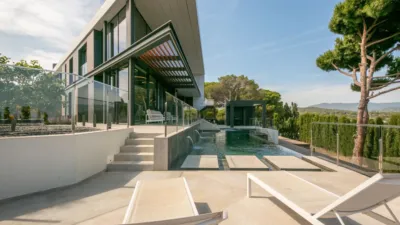 Villa ALTAMIRA, a Mediterranean home built in late 2021, sits atop the town of Caldes D’Estrac with spectacular views over the Maresme coast, just 500m from its beaches and 25 minutes from Barcelona city centre and cultural and academic hubs. This makes the property an permanent residence as well as a holiday home. Its architecture and interior design have been meticulously detailed, featuring a unique façade that sets it apart. The home offers numerous spacious rooms, floor-to-ceiling windows, and double-height ceilings that bring the Mediterranean lifestyle into every space. photo 12