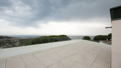 Villa ALTAMIRA, a Mediterranean home built in late 2021, sits atop the town of Caldes D’Estrac with spectacular views over the Maresme coast, just 500m from its beaches and 25 minutes from Barcelona city centre and cultural and academic hubs. This makes the property an permanent residence as well as a holiday home. Its architecture and interior design have been meticulously detailed, featuring a unique façade that sets it apart. The home offers numerous spacious rooms, floor-to-ceiling windows, and double-height ceilings that bring the Mediterranean lifestyle into every space. photo 28