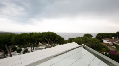 Villa ALTAMIRA, a Mediterranean home built in late 2021, sits atop the town of Caldes D’Estrac with spectacular views over the Maresme coast, just 500m from its beaches and 25 minutes from Barcelona city centre and cultural and academic hubs. This makes the property an permanent residence as well as a holiday home. Its architecture and interior design have been meticulously detailed, featuring a unique façade that sets it apart. The home offers numerous spacious rooms, floor-to-ceiling windows, and double-height ceilings that bring the Mediterranean lifestyle into every space. photo 30