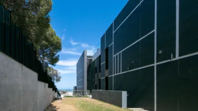 Villa ALTAMIRA, a Mediterranean home built in late 2021, sits atop the town of Caldes D’Estrac with spectacular views over the Maresme coast, just 500m from its beaches and 25 minutes from Barcelona city centre and cultural and academic hubs. This makes the property an permanent residence as well as a holiday home. Its architecture and interior design have been meticulously detailed, featuring a unique façade that sets it apart. The home offers numerous spacious rooms, floor-to-ceiling windows, and double-height ceilings that bring the Mediterranean lifestyle into every space. photo 4