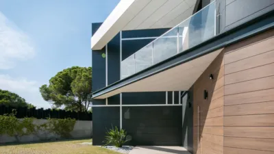 Villa ALTAMIRA, a Mediterranean home built in late 2021, sits atop the town of Caldes D’Estrac with spectacular views over the Maresme coast, just 500m from its beaches and 25 minutes from Barcelona city centre and cultural and academic hubs. This makes the property an permanent residence as well as a holiday home. Its architecture and interior design have been meticulously detailed, featuring a unique façade that sets it apart. The home offers numerous spacious rooms, floor-to-ceiling windows, and double-height ceilings that bring the Mediterranean lifestyle into every space. photo 6