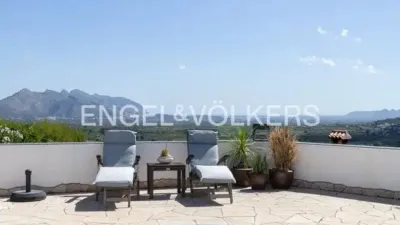 Villa in La Plana photo 3