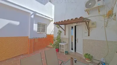 Charming independent Andalusian house in the heart of Paterna de Rivera (La Janda). 90 m2 built over two floors plus storage. Ground floor: 45 m2 apartment with living/dining room, kitchen integrated into the living area, 2 bedrooms and 1 bathroom with shower tray. 1 split air conditioning unit in the living room. Upper floor: 45 m2 apartment with living/dining room, kitchen integrated into the living area, 2 bedrooms and 1 bathroom with shower tray. Both apartments have separate entrances although the property is registered as a single title. As stipulated by Decree 218/2005, of October 11, approving the Consumer Information Regulation for the sale of housing in Andalusia: the client is informed that taxes, brokerage fees, financial expenses if bank financing is required, and other costs inherent to the purchase are NOT included in the price. photo 4