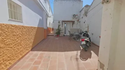 Charming independent Andalusian house in the heart of Paterna de Rivera (La Janda). 90 m2 built over two floors plus storage. Ground floor: 45 m2 apartment with living/dining room, kitchen integrated into the living area, 2 bedrooms and 1 bathroom with shower tray. 1 split air conditioning unit in the living room. Upper floor: 45 m2 apartment with living/dining room, kitchen integrated into the living area, 2 bedrooms and 1 bathroom with shower tray. Both apartments have separate entrances although the property is registered as a single title. As stipulated by Decree 218/2005, of October 11, approving the Consumer Information Regulation for the sale of housing in Andalusia: the client is informed that taxes, brokerage fees, financial expenses if bank financing is required, and other costs inherent to the purchase are NOT included in the price. photo 2