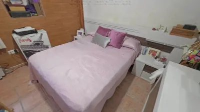 Charming independent Andalusian house in the heart of Paterna de Rivera (La Janda). 90 m2 built over two floors plus storage. Ground floor: 45 m2 apartment with living/dining room, kitchen integrated into the living area, 2 bedrooms and 1 bathroom with shower tray. 1 split air conditioning unit in the living room. Upper floor: 45 m2 apartment with living/dining room, kitchen integrated into the living area, 2 bedrooms and 1 bathroom with shower tray. Both apartments have separate entrances although the property is registered as a single title. As stipulated by Decree 218/2005, of October 11, approving the Consumer Information Regulation for the sale of housing in Andalusia: the client is informed that taxes, brokerage fees, financial expenses if bank financing is required, and other costs inherent to the purchase are NOT included in the price. photo 13