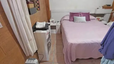 Charming independent Andalusian house in the heart of Paterna de Rivera (La Janda). 90 m2 built over two floors plus storage. Ground floor: 45 m2 apartment with living/dining room, kitchen integrated into the living area, 2 bedrooms and 1 bathroom with shower tray. 1 split air conditioning unit in the living room. Upper floor: 45 m2 apartment with living/dining room, kitchen integrated into the living area, 2 bedrooms and 1 bathroom with shower tray. Both apartments have separate entrances although the property is registered as a single title. As stipulated by Decree 218/2005, of October 11, approving the Consumer Information Regulation for the sale of housing in Andalusia: the client is informed that taxes, brokerage fees, financial expenses if bank financing is required, and other costs inherent to the purchase are NOT included in the price. photo 11