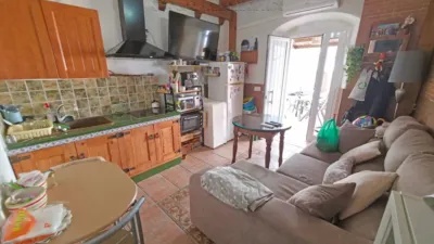 Charming independent Andalusian house in the heart of Paterna de Rivera (La Janda). 90 m2 built over two floors plus storage. Ground floor: 45 m2 apartment with living/dining room, kitchen integrated into the living area, 2 bedrooms and 1 bathroom with shower tray. 1 split air conditioning unit in the living room. Upper floor: 45 m2 apartment with living/dining room, kitchen integrated into the living area, 2 bedrooms and 1 bathroom with shower tray. Both apartments have separate entrances although the property is registered as a single title. As stipulated by Decree 218/2005, of October 11, approving the Consumer Information Regulation for the sale of housing in Andalusia: the client is informed that taxes, brokerage fees, financial expenses if bank financing is required, and other costs inherent to the purchase are NOT included in the price. photo 9