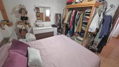 Charming independent Andalusian house in the heart of Paterna de Rivera (La Janda). 90 m2 built over two floors plus storage. Ground floor: 45 m2 apartment with living/dining room, kitchen integrated into the living area, 2 bedrooms and 1 bathroom with shower tray. 1 split air conditioning unit in the living room. Upper floor: 45 m2 apartment with living/dining room, kitchen integrated into the living area, 2 bedrooms and 1 bathroom with shower tray. Both apartments have separate entrances although the property is registered as a single title. As stipulated by Decree 218/2005, of October 11, approving the Consumer Information Regulation for the sale of housing in Andalusia: the client is informed that taxes, brokerage fees, financial expenses if bank financing is required, and other costs inherent to the purchase are NOT included in the price. photo 14
