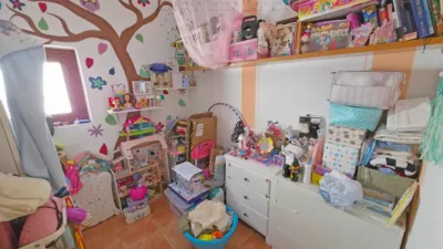 Charming independent Andalusian house in the heart of Paterna de Rivera (La Janda). 90 m2 built over two floors plus storage. Ground floor: 45 m2 apartment with living/dining room, kitchen integrated into the living area, 2 bedrooms and 1 bathroom with shower tray. 1 split air conditioning unit in the living room. Upper floor: 45 m2 apartment with living/dining room, kitchen integrated into the living area, 2 bedrooms and 1 bathroom with shower tray. Both apartments have separate entrances although the property is registered as a single title. As stipulated by Decree 218/2005, of October 11, approving the Consumer Information Regulation for the sale of housing in Andalusia: the client is informed that taxes, brokerage fees, financial expenses if bank financing is required, and other costs inherent to the purchase are NOT included in the price. photo 26