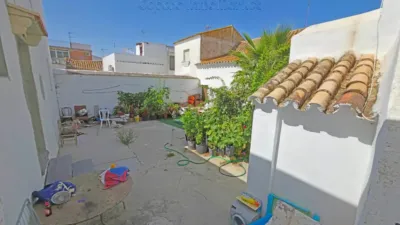 Charming independent Andalusian house in the heart of Paterna de Rivera (La Janda). 90 m2 built over two floors plus storage. Ground floor: 45 m2 apartment with living/dining room, kitchen integrated into the living area, 2 bedrooms and 1 bathroom with shower tray. 1 split air conditioning unit in the living room. Upper floor: 45 m2 apartment with living/dining room, kitchen integrated into the living area, 2 bedrooms and 1 bathroom with shower tray. Both apartments have separate entrances although the property is registered as a single title. As stipulated by Decree 218/2005, of October 11, approving the Consumer Information Regulation for the sale of housing in Andalusia: the client is informed that taxes, brokerage fees, financial expenses if bank financing is required, and other costs inherent to the purchase are NOT included in the price. photo 17