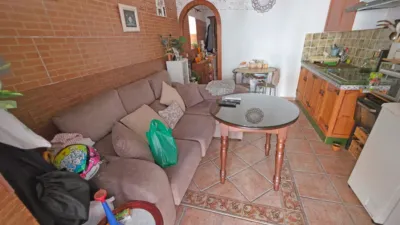 Charming independent Andalusian house in the heart of Paterna de Rivera (La Janda). 90 m2 built over two floors plus storage. Ground floor: 45 m2 apartment with living/dining room, kitchen integrated into the living area, 2 bedrooms and 1 bathroom with shower tray. 1 split air conditioning unit in the living room. Upper floor: 45 m2 apartment with living/dining room, kitchen integrated into the living area, 2 bedrooms and 1 bathroom with shower tray. Both apartments have separate entrances although the property is registered as a single title. As stipulated by Decree 218/2005, of October 11, approving the Consumer Information Regulation for the sale of housing in Andalusia: the client is informed that taxes, brokerage fees, financial expenses if bank financing is required, and other costs inherent to the purchase are NOT included in the price. photo 6