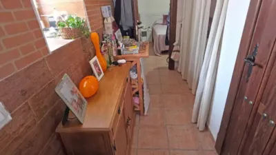 Charming independent Andalusian house in the heart of Paterna de Rivera (La Janda). 90 m2 built over two floors plus storage. Ground floor: 45 m2 apartment with living/dining room, kitchen integrated into the living area, 2 bedrooms and 1 bathroom with shower tray. 1 split air conditioning unit in the living room. Upper floor: 45 m2 apartment with living/dining room, kitchen integrated into the living area, 2 bedrooms and 1 bathroom with shower tray. Both apartments have separate entrances although the property is registered as a single title. As stipulated by Decree 218/2005, of October 11, approving the Consumer Information Regulation for the sale of housing in Andalusia: the client is informed that taxes, brokerage fees, financial expenses if bank financing is required, and other costs inherent to the purchase are NOT included in the price. photo 10