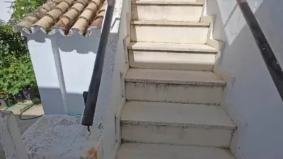 Charming independent Andalusian house in the heart of Paterna de Rivera (La Janda). 90 m2 built over two floors plus storage. Ground floor: 45 m2 apartment with living/dining room, kitchen integrated into the living area, 2 bedrooms and 1 bathroom with shower tray. 1 split air conditioning unit in the living room. Upper floor: 45 m2 apartment with living/dining room, kitchen integrated into the living area, 2 bedrooms and 1 bathroom with shower tray. Both apartments have separate entrances although the property is registered as a single title. As stipulated by Decree 218/2005, of October 11, approving the Consumer Information Regulation for the sale of housing in Andalusia: the client is informed that taxes, brokerage fees, financial expenses if bank financing is required, and other costs inherent to the purchase are NOT included in the price. photo 19