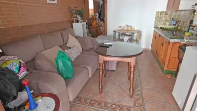 Charming independent Andalusian house in the heart of Paterna de Rivera (La Janda). 90 m2 built over two floors plus storage. Ground floor: 45 m2 apartment with living/dining room, kitchen integrated into the living area, 2 bedrooms and 1 bathroom with shower tray. 1 split air conditioning unit in the living room. Upper floor: 45 m2 apartment with living/dining room, kitchen integrated into the living area, 2 bedrooms and 1 bathroom with shower tray. Both apartments have separate entrances although the property is registered as a single title. As stipulated by Decree 218/2005, of October 11, approving the Consumer Information Regulation for the sale of housing in Andalusia: the client is informed that taxes, brokerage fees, financial expenses if bank financing is required, and other costs inherent to the purchase are NOT included in the price. photo 5