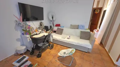Charming independent Andalusian house in the heart of Paterna de Rivera (La Janda). 90 m2 built over two floors plus storage. Ground floor: 45 m2 apartment with living/dining room, kitchen integrated into the living area, 2 bedrooms and 1 bathroom with shower tray. 1 split air conditioning unit in the living room. Upper floor: 45 m2 apartment with living/dining room, kitchen integrated into the living area, 2 bedrooms and 1 bathroom with shower tray. Both apartments have separate entrances although the property is registered as a single title. As stipulated by Decree 218/2005, of October 11, approving the Consumer Information Regulation for the sale of housing in Andalusia: the client is informed that taxes, brokerage fees, financial expenses if bank financing is required, and other costs inherent to the purchase are NOT included in the price. photo 21