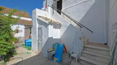 Charming independent Andalusian house in the heart of Paterna de Rivera (La Janda). 90 m2 built over two floors plus storage. Ground floor: 45 m2 apartment with living/dining room, kitchen integrated into the living area, 2 bedrooms and 1 bathroom with shower tray. 1 split air conditioning unit in the living room. Upper floor: 45 m2 apartment with living/dining room, kitchen integrated into the living area, 2 bedrooms and 1 bathroom with shower tray. Both apartments have separate entrances although the property is registered as a single title. As stipulated by Decree 218/2005, of October 11, approving the Consumer Information Regulation for the sale of housing in Andalusia: the client is informed that taxes, brokerage fees, financial expenses if bank financing is required, and other costs inherent to the purchase are NOT included in the price. photo 18