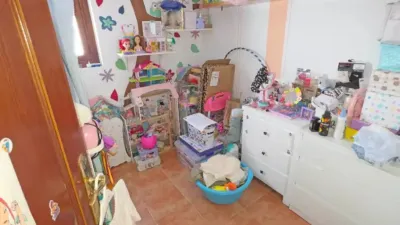 Charming independent Andalusian house in the heart of Paterna de Rivera (La Janda). 90 m2 built over two floors plus storage. Ground floor: 45 m2 apartment with living/dining room, kitchen integrated into the living area, 2 bedrooms and 1 bathroom with shower tray. 1 split air conditioning unit in the living room. Upper floor: 45 m2 apartment with living/dining room, kitchen integrated into the living area, 2 bedrooms and 1 bathroom with shower tray. Both apartments have separate entrances although the property is registered as a single title. As stipulated by Decree 218/2005, of October 11, approving the Consumer Information Regulation for the sale of housing in Andalusia: the client is informed that taxes, brokerage fees, financial expenses if bank financing is required, and other costs inherent to the purchase are NOT included in the price. photo 25
