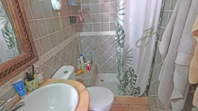 Charming independent Andalusian house in the heart of Paterna de Rivera (La Janda). 90 m2 built over two floors plus storage. Ground floor: 45 m2 apartment with living/dining room, kitchen integrated into the living area, 2 bedrooms and 1 bathroom with shower tray. 1 split air conditioning unit in the living room. Upper floor: 45 m2 apartment with living/dining room, kitchen integrated into the living area, 2 bedrooms and 1 bathroom with shower tray. Both apartments have separate entrances although the property is registered as a single title. As stipulated by Decree 218/2005, of October 11, approving the Consumer Information Regulation for the sale of housing in Andalusia: the client is informed that taxes, brokerage fees, financial expenses if bank financing is required, and other costs inherent to the purchase are NOT included in the price. photo 16
