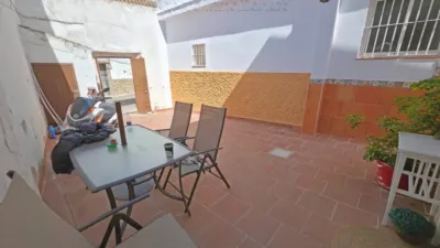 Charming independent Andalusian house in the heart of Paterna de Rivera (La Janda). 90 m2 built over two floors plus storage. Ground floor: 45 m2 apartment with living/dining room, kitchen integrated into the living area, 2 bedrooms and 1 bathroom with shower tray. 1 split air conditioning unit in the living room. Upper floor: 45 m2 apartment with living/dining room, kitchen integrated into the living area, 2 bedrooms and 1 bathroom with shower tray. Both apartments have separate entrances although the property is registered as a single title. As stipulated by Decree 218/2005, of October 11, approving the Consumer Information Regulation for the sale of housing in Andalusia: the client is informed that taxes, brokerage fees, financial expenses if bank financing is required, and other costs inherent to the purchase are NOT included in the price. photo 3