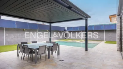 Casa en alquiler en Entrenúcleos, Entrenúcleos (Dos Hermanas) de 11.500 €<span>/mes</span>