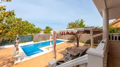 Chalet en venta en Calle de Miguel de Cervantes, cerca de Calle de Benito Pérez Galdós, Zona de las Cárcavas-Arroyo del Bosque (Arroyomolinos) de 579.900 €