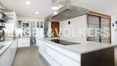 Casa rústica en alquiler en Urbanizaciones Cumbres de Calicanto-Manyes-Barbeta, Urbanizaciones Cumbres de Calicanto-Manyes-Barbeta (Torrent) de 11.900 €<span>/mes</span>