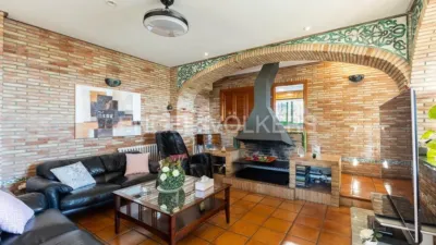 Casa en alquiler en Urbanizaciones Cumbres de Calicanto-Manyes-Barbeta, Urbanizaciones Cumbres de Calicanto-Manyes-Barbeta (Torrent) de 3.200 €<span>/mes</span>