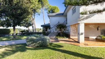 Casa en alquiler en Urbanizaciones Cumbres de Calicanto-Manyes-Barbeta, Urbanizaciones Cumbres de Calicanto-Manyes-Barbeta (Torrent) de 3.200 €<span>/mes</span>