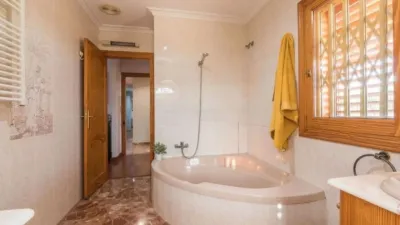 Chalet on Calle de los Rosales photo 24