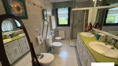 Chalet for sale in Maruri, 3-storey property with 5 bedrooms, kitchen, living room and 4 bathrooms. Garage for 4 cars, txoko, terrace and pool. Includes garden area. The chalet features internal elevator access. Many improvements made. Must be seen. photo 28