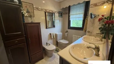 Chalet for sale in Maruri, 3-storey property with 5 bedrooms, kitchen, living room and 4 bathrooms. Garage for 4 cars, txoko, terrace and pool. Includes garden area. The chalet features internal elevator access. Many improvements made. Must be seen. photo 36
