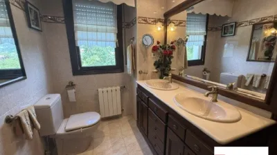 Chalet for sale in Maruri, 3-storey property with 5 bedrooms, kitchen, living room and 4 bathrooms. Garage for 4 cars, txoko, terrace and pool. Includes garden area. The chalet features internal elevator access. Many improvements made. Must be seen. photo 37