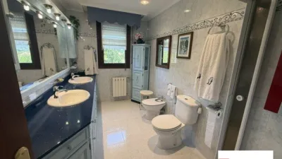 Chalet for sale in Maruri, 3-storey property with 5 bedrooms, kitchen, living room and 4 bathrooms. Garage for 4 cars, txoko, terrace and pool. Includes garden area. The chalet features internal elevator access. Many improvements made. Must be seen. photo 39