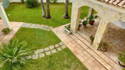 Chalet en venta en Calle Alhaja - Más