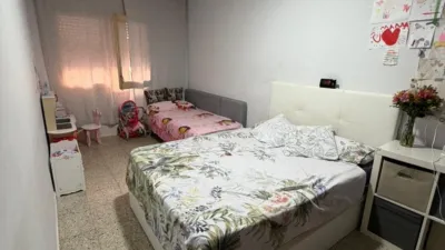 Commercial Premises for Sale in La Lloreda, Badalona 94 m² · Ground floor · Open-plan layout · Direct street access · 1 bathroom LA CASA AGENCY presents this commercial premises of 94 m² located in the La Lloreda neighborhood, Badalona, an established area with active commerce. The property is on the ground floor and features direct street access, offering a spacious, functional, and versatile space with multiple possibilities for various commercial or professional activities. It has an open-plan distribution, several work areas, a bathroom, and ventilation, allowing the space to be utilized and adapted according to the future business needs. Due to its characteristics and size, it is particularly interesting for a mechanic workshop, motorcycle repair, warehouse, creative studio, small logistics, professional office, or any activity requiring a large premises with direct street access. La Lloreda is an established neighborhood in Badalona, surrounded by shops, workshops, and local services. Additionally, it has good connections to Montigalà, Artigues, and the center of Badalona, facilitating commutes and access to the area. An excellent opportunity for entrepreneurs, professionals, or investors looking for a functional premises with good surface area and adaptation possibilities in an established part of Badalona. DON'T MISS THIS OPPORTUNITY! COME AND VISIT IT! NOTE: The sale price does not include taxes, notary and registration fees, agency commissions, nor expenses related to mortgage management, if applicable. Basic Characteristics 94 m² built Second hand/good condition Open-plan layout 1 bathroom Located at street level Built in 1973 Energy Certificate Consumption: 222 kWh/m² year Emissions: 22 kg CO2/m² year photo 10
