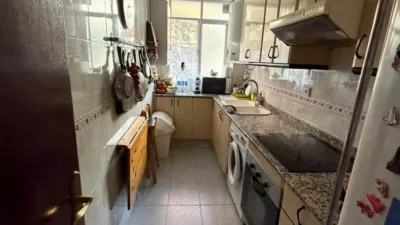 Commercial Premises for Sale in La Lloreda, Badalona 94 m² · Ground floor · Open-plan layout · Direct street access · 1 bathroom LA CASA AGENCY presents this commercial premises of 94 m² located in the La Lloreda neighborhood, Badalona, an established area with active commerce. The property is on the ground floor and features direct street access, offering a spacious, functional, and versatile space with multiple possibilities for various commercial or professional activities. It has an open-plan distribution, several work areas, a bathroom, and ventilation, allowing the space to be utilized and adapted according to the future business needs. Due to its characteristics and size, it is particularly interesting for a mechanic workshop, motorcycle repair, warehouse, creative studio, small logistics, professional office, or any activity requiring a large premises with direct street access. La Lloreda is an established neighborhood in Badalona, surrounded by shops, workshops, and local services. Additionally, it has good connections to Montigalà, Artigues, and the center of Badalona, facilitating commutes and access to the area. An excellent opportunity for entrepreneurs, professionals, or investors looking for a functional premises with good surface area and adaptation possibilities in an established part of Badalona. DON'T MISS THIS OPPORTUNITY! COME AND VISIT IT! NOTE: The sale price does not include taxes, notary and registration fees, agency commissions, nor expenses related to mortgage management, if applicable. Basic Characteristics 94 m² built Second hand/good condition Open-plan layout 1 bathroom Located at street level Built in 1973 Energy Certificate Consumption: 222 kWh/m² year Emissions: 22 kg CO2/m² year photo 3