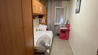 Commercial Premises for Sale in La Lloreda, Badalona 94 m² · Ground floor · Open-plan layout · Direct street access · 1 bathroom LA CASA AGENCY presents this commercial premises of 94 m² located in the La Lloreda neighborhood, Badalona, an established area with active commerce. The property is on the ground floor and features direct street access, offering a spacious, functional, and versatile space with multiple possibilities for various commercial or professional activities. It has an open-plan distribution, several work areas, a bathroom, and ventilation, allowing the space to be utilized and adapted according to the future business needs. Due to its characteristics and size, it is particularly interesting for a mechanic workshop, motorcycle repair, warehouse, creative studio, small logistics, professional office, or any activity requiring a large premises with direct street access. La Lloreda is an established neighborhood in Badalona, surrounded by shops, workshops, and local services. Additionally, it has good connections to Montigalà, Artigues, and the center of Badalona, facilitating commutes and access to the area. An excellent opportunity for entrepreneurs, professionals, or investors looking for a functional premises with good surface area and adaptation possibilities in an established part of Badalona. DON'T MISS THIS OPPORTUNITY! COME AND VISIT IT! NOTE: The sale price does not include taxes, notary and registration fees, agency commissions, nor expenses related to mortgage management, if applicable. Basic Characteristics 94 m² built Second hand/good condition Open-plan layout 1 bathroom Located at street level Built in 1973 Energy Certificate Consumption: 222 kWh/m² year Emissions: 22 kg CO2/m² year photo 8