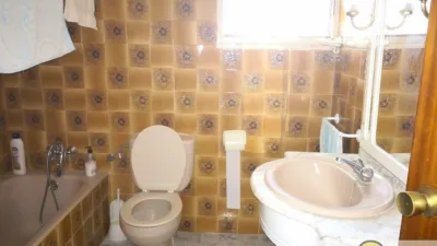 House for sale in Cantoria. The house has 6 bedrooms, 2 bathrooms, kitchen, living-dining room, a garage of about 90 m2 and a large patio and a big balcony. The living room could be converted into a bedroom, as the kitchen is quite large and could become a living-kitchen. The house is in good condition but needs some touch-ups. It is located in a good area of Cantoria. photo 12