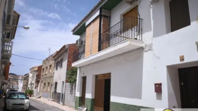 House for sale in Cantoria. The house has 6 bedrooms, 2 bathrooms, kitchen, living-dining room, a garage of about 90 m2 and a large patio and a big balcony. The living room could be converted into a bedroom, as the kitchen is quite large and could become a living-kitchen. The house is in good condition but needs some touch-ups. It is located in a good area of Cantoria. photo 2