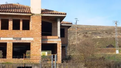 Semi-detached house on Calle Santillan photo 3
