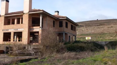 Semi-detached house on Calle Santillan photo 4