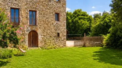 Rustic house on Pla de Tapioles Street photo 2