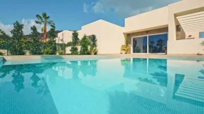 Chalet on Avenida Antonio Pedrera Soler photo 2