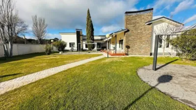 Chalet in Mojados photo 3