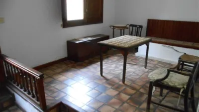 Townhouse for sale in the town centre of the peaceful village of Alcalalí. This corner property offers 350m2 of built space spread over three floors. The layout includes an entrance hall, living-dining room, fitted separate kitchen, five spacious bedrooms, two bathrooms, and a top floor loft with exposed wooden beams and external windows. The property is in good condition and retains its original design featuring high ceilings with wooden beams, clay tile floors, and both internal and external wooden joinery. It benefits from a rear patio and is within walking distance of all local amenities. photo 2