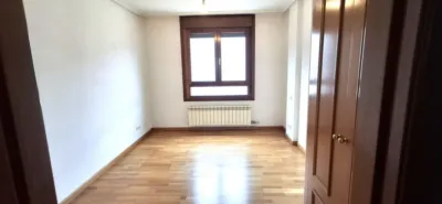 Piso en alquiler en Plaza Juan Pabloii, Villa de Prado (Valladolid Capital) de 900 €<span>/mes</span>