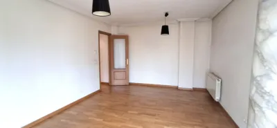 Piso en alquiler en Plaza Juan Pabloii, Villa de Prado (Valladolid Capital) de 900 €<span>/mes</span>