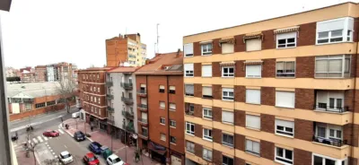 Piso en venta en Calle de los Embajadores, cerca de Paseo Juan Carlos I, Las Delicias (Valladolid Capital) de 210.000 €