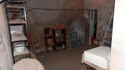 House for sale on Avenida Virgen de Gracia, Caudete (Albacete). A property with great potential in the town centre, featuring a 134m² plot and 297m² of built area. It comprises 6 bedrooms, kitchen, 2 living rooms, 3 bathrooms, patio, terrace, and a spacious garage. The house is arranged over two floors plus an attic. Price negotiable. Send us your offer. No commission for buyers. We finance purchases; please consult us. photo 20