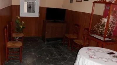 House for sale on Avenida Virgen de Gracia, Caudete (Albacete). A property with great potential in the town centre, featuring a 134m² plot and 297m² of built area. It comprises 6 bedrooms, kitchen, 2 living rooms, 3 bathrooms, patio, terrace, and a spacious garage. The house is arranged over two floors plus an attic. Price negotiable. Send us your offer. No commission for buyers. We finance purchases; please consult us. photo 2